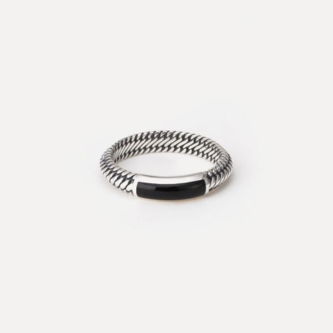 Buddha to Buddha staat voor unieke, handgemaakte sieraden met een tijdloze, robuuste uitstraling. De sieraden, zoals ringen, armbanden en kettingen, zijn herkenbaar aan hun gevlochten en karakteristieke designs.
