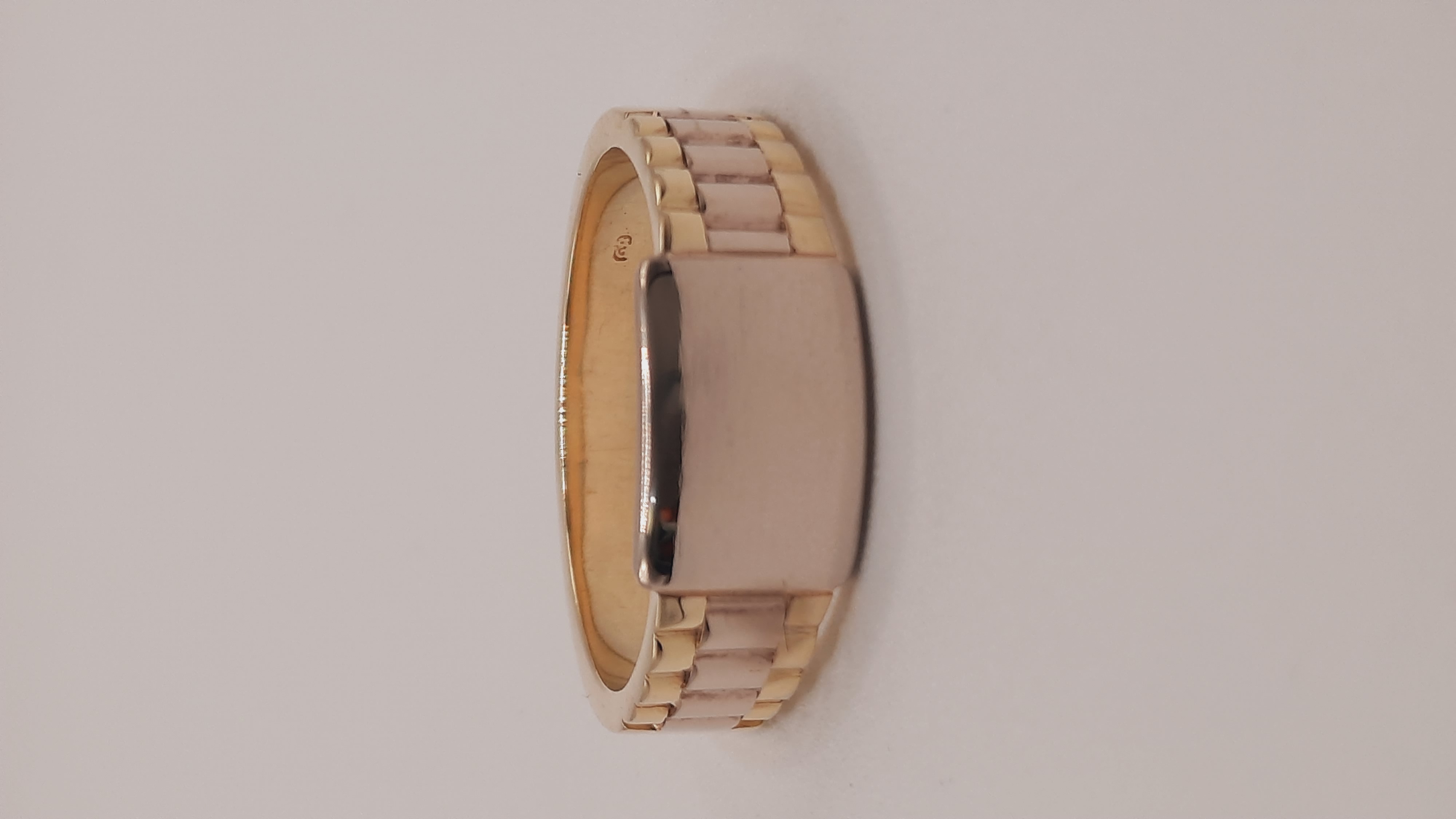 De gouden herenring, modelnummer BREA-0002557, is vervaardigd van 14-karaats goud en heeft een glanzende afwerking. Met een gewicht van 7,72 gram en maat 62, is deze ring perfect voor elke gelegenheid. De goud-zilver kleurige uitstraling maakt het een veelzijdig accessoire. Draag deze stijlvolle ring voor een verfijnde en elegante look.