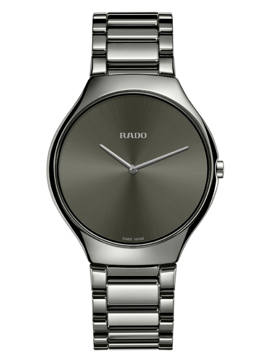 De Rado True Round Thinline R27955122 is een slank en elegant horloge met een quartz uurwerk en een minimalistisch design. De wijzerplaat is grijs met zilverkleurige wijzers. De kast en band zijn gemaakt van hoogwaardig high-Tech plasma Ceramica. Draag dit horloge bij chique gelegenheden of dagelijks voor een stijlvolle touch. Komt inclusief 2 jaar garantie en luxe verpakking.
