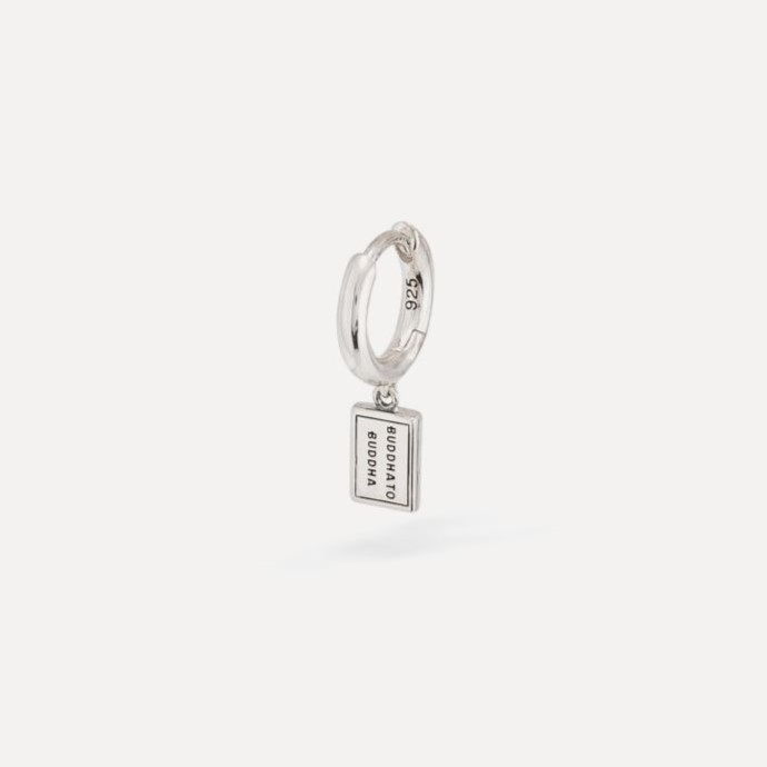 Buddha to Buddha staat voor unieke, handgemaakte sieraden met een tijdloze, robuuste uitstraling. De sieraden, zoals ringen, armbanden en kettingen, zijn herkenbaar aan hun gevlochten en karakteristieke designs.