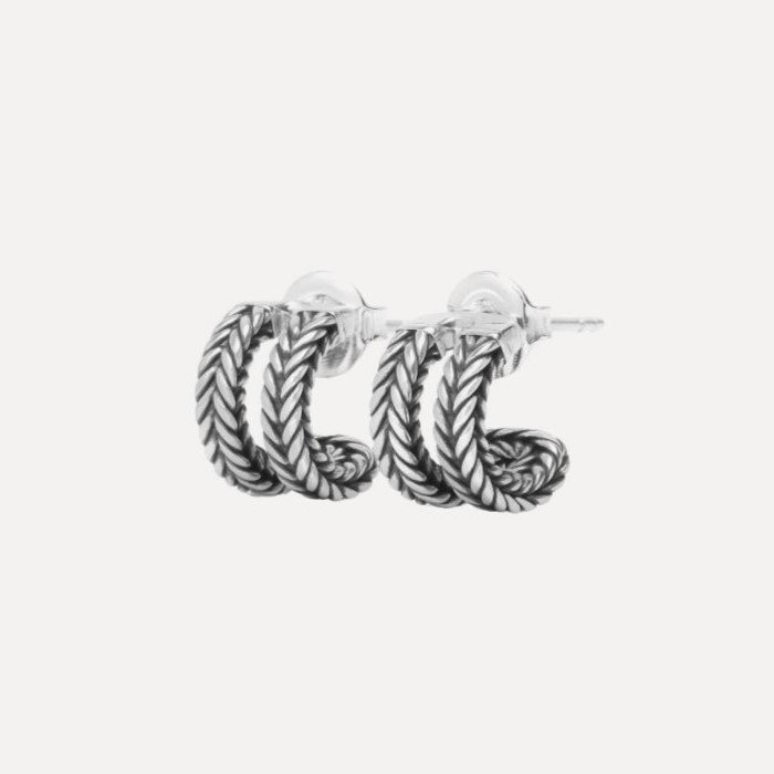 Buddha to Buddha staat voor unieke, handgemaakte sieraden met een tijdloze, robuuste uitstraling. De sieraden, zoals ringen, armbanden en kettingen, zijn herkenbaar aan hun gevlochten en karakteristieke designs.