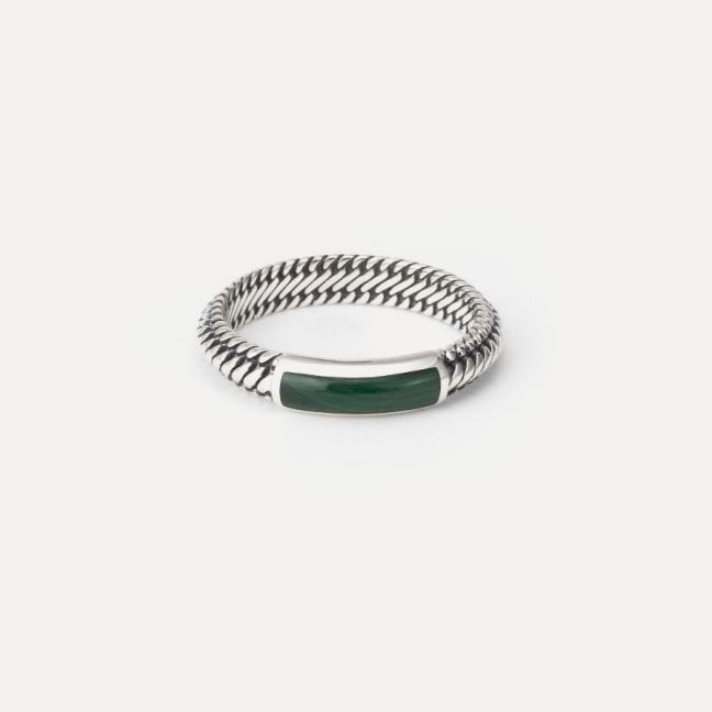 Buddha to Buddha staat voor unieke, handgemaakte sieraden met een tijdloze, robuuste uitstraling. De sieraden, zoals ringen, armbanden en kettingen, zijn herkenbaar aan hun gevlochten en karakteristieke designs.
