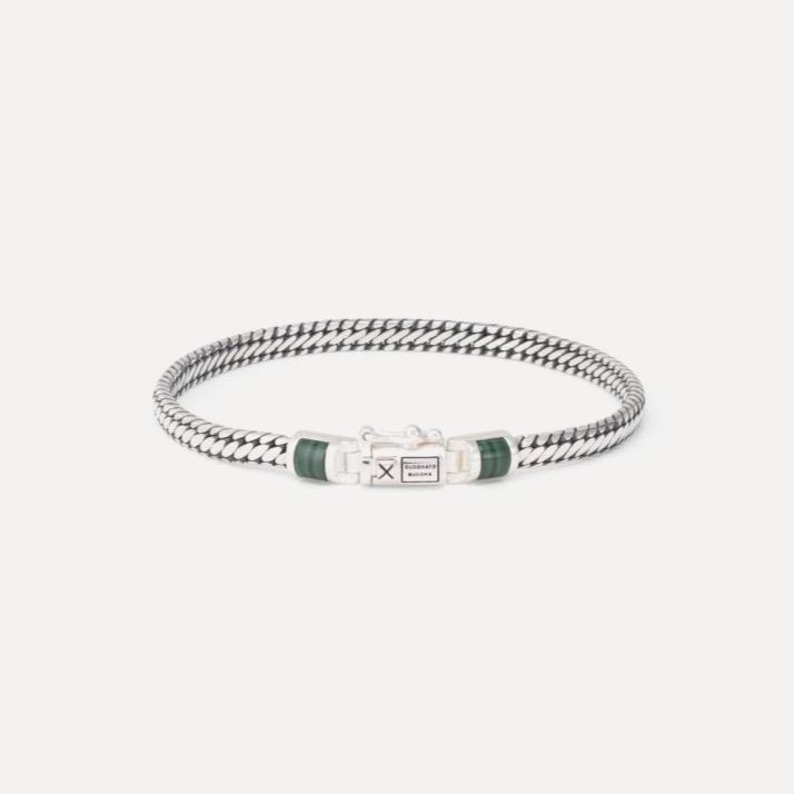 Buddha to Buddha staat voor unieke, handgemaakte sieraden met een tijdloze, robuuste uitstraling. De sieraden, zoals ringen, armbanden en kettingen, zijn herkenbaar aan hun gevlochten en karakteristieke designs.