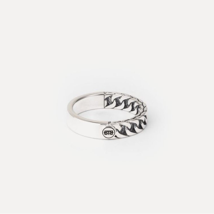 Buddha to Buddha staat voor unieke, handgemaakte sieraden met een tijdloze, robuuste uitstraling. De sieraden, zoals ringen, armbanden en kettingen, zijn herkenbaar aan hun gevlochten en karakteristieke designs.