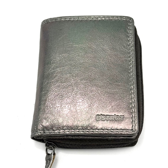 Deze Dstrct portemonnee van metaal kleurig leer heeft 7 creditcard vakjes en biedt een stijlvolle en veilige manier om al je essentiële kaarten en contant geld mee te nemen. Draag hem in je handtas of gewoon in de hand voor een trendy en minimalistische look. Deze portemonnee is perfect voor dagelijks gebruik en past gemakkelijk in elke tas. Met deze accessoire ben je altijd stijlvol en georganiseerd onderweg.

Afmetingen:
Hoogte 10cm
Breed 8cm
Diep 2cm