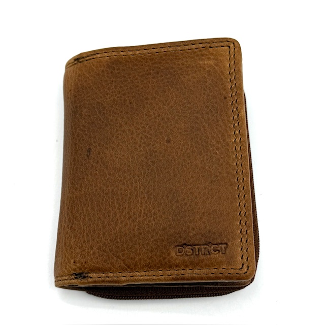 Deze Dstrct portemonnee van cognac kleurig leer heeft 7 creditcard vakjes en biedt een stijlvolle en veilige manier om al je essentiële kaarten en contant geld mee te nemen. Draag hem in je handtas of gewoon in de hand voor een trendy en minimalistische look. Deze portemonnee is perfect voor dagelijks gebruik en past gemakkelijk in elke tas. Met deze accessoire ben je altijd stijlvol en georganiseerd onderweg.

Afmetingen:
Hoogte 10cm
Breed 8cm
Diep 2cm