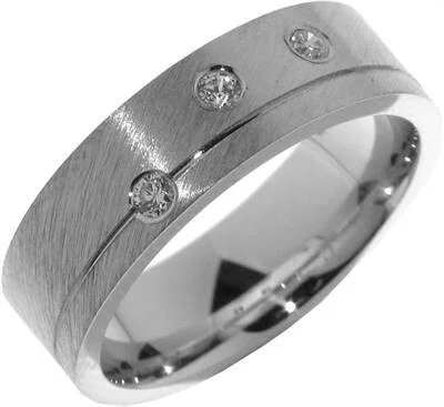 Deze prachtige damesring is versierd met drie zirkonia stenen. De ring is gemaakt van hoogwaardig zilver. Draag deze ring solo voor een subtiele uitstraling of combineer hem met andere zilveren sieraden voor een elegante look. Een perfecte toevoeging aan elke sieradencollectie!

Hoe deze ring te dragen: Draag deze ring aan je ringvinger voor een verfijnde en stijlvolle touch aan je outfit. Door de zilveren kleur past deze ring bij elke gelegenheid, of het nu een avondje uit of een dag op kantoor is. Combineer hem met andere zilveren sieraden voor een complete en trendy look. Perfect cadeau voor jezelf of een speciaal iemand!
