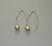 Oorhangers met kleine goudkleurige bol.