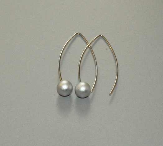 oorhangers met kleine bol in zilverkleur.