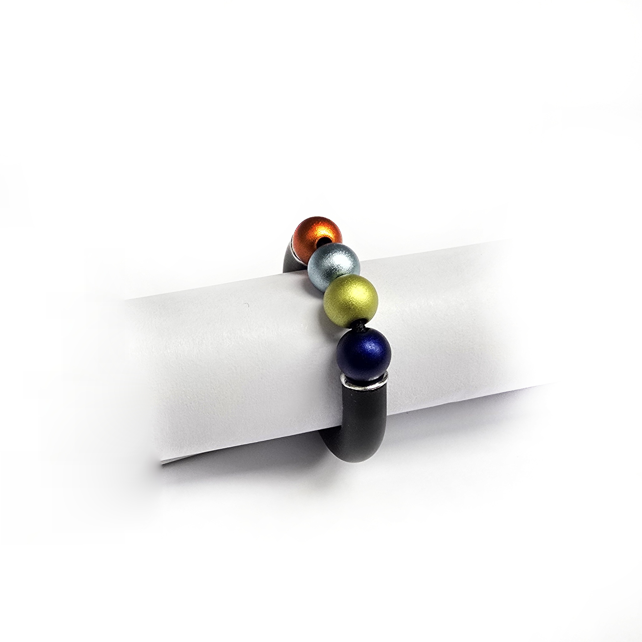 Zwart rubberen rek-ring met multicolor bollen
maat is rekbaar.