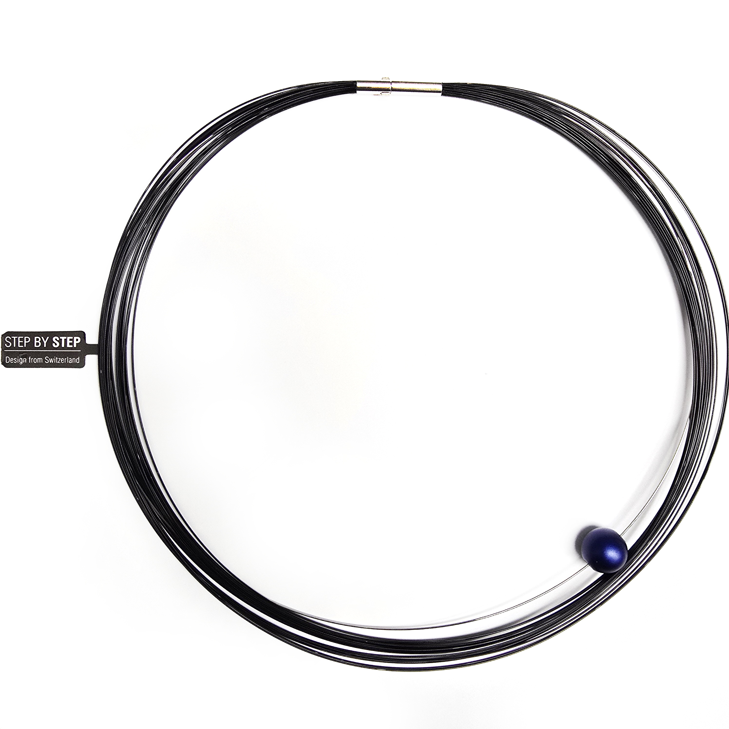 Meerdradig collier met blauwe bol.