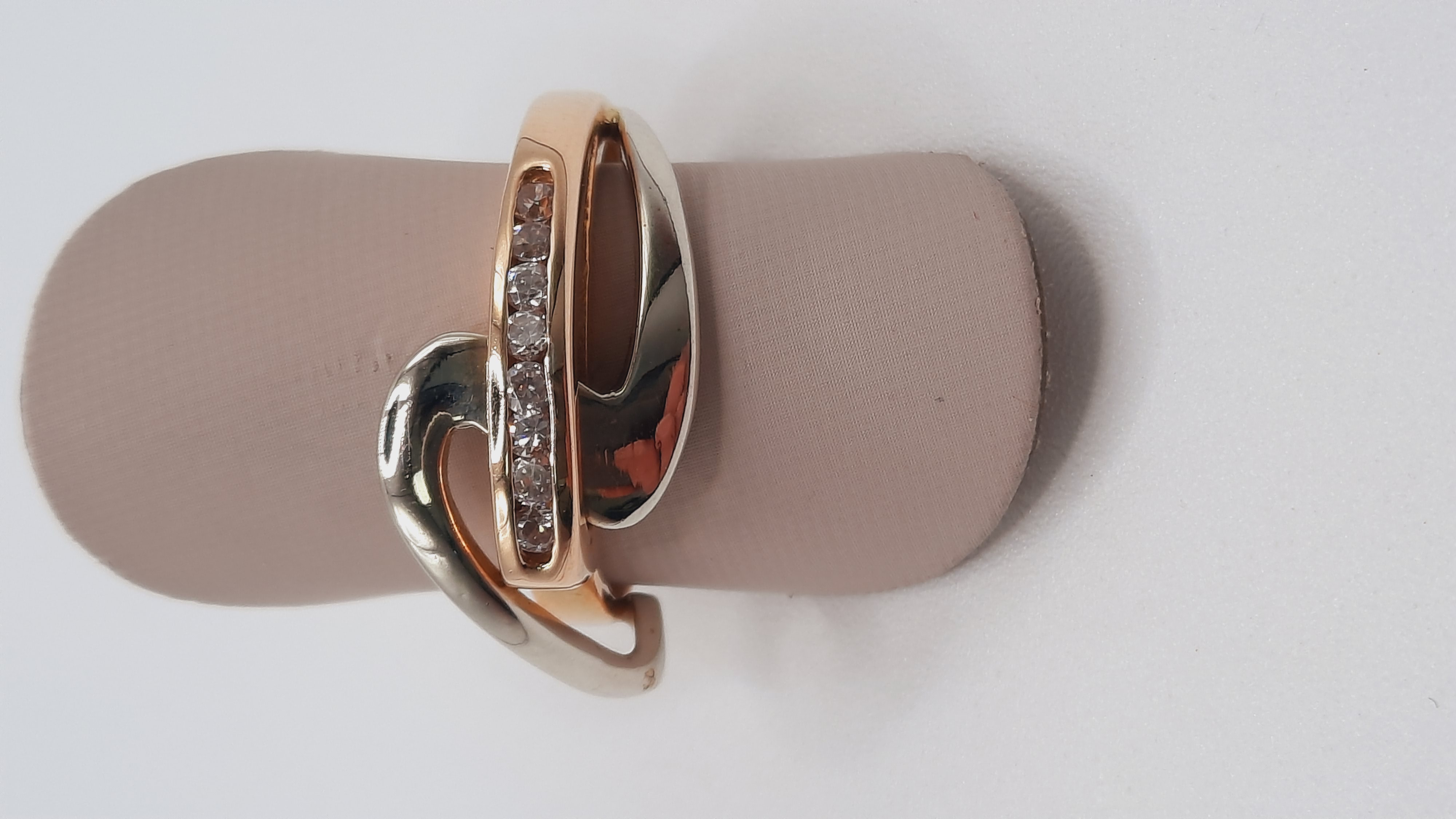 De diamant ring, model BREA-0002586, is een verfijnde gouden ring van 18 karaat met een prachtig glanzende afwerking. De ring is bezet met 8 witte Wesselton-diamanten van 0,015 karaat elk, van de zuiverheid SI1. Met een stijlvolle goud-zilveren kleur is deze ring perfect bij zowel casual als formele outfits. Ideaal voor maat 55.