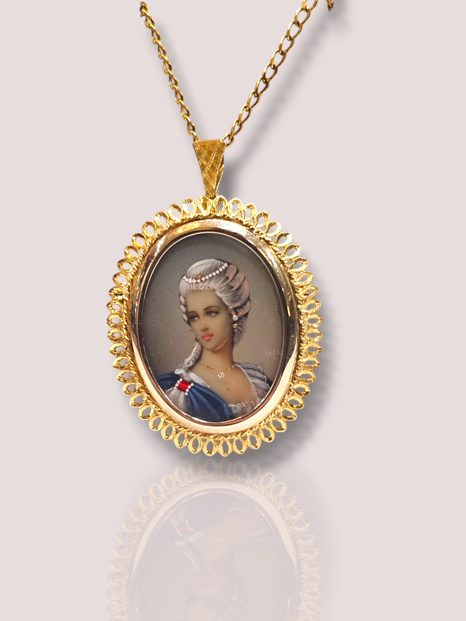 Deze vintage 14k geelgouden Limoges emaille hanger en broche is een uniek sieraad met prachtige details en vakmanschap. Het veelzijdige ontwerp kan op verschillende manieren worden gedragen, als hanger aan een ketting of als broche op kleding. Voeg een vleugje elegantie toe aan elke outfit met deze tijdloze en stijlvolle accessoire.

Limoges is een stad die al duizenden jaren oud is. Het is het centrum voor kunst en cultuur en in Limoges wordt het beste porselein ter wereld gemaakt! Dit authentieke prachtstuk kan zowel als hanger of als broche gedragen worden, op de achterzijde zit een gouden pin ter bevestiging aan je kleding. De afmeting is 4 bij 3 cm.