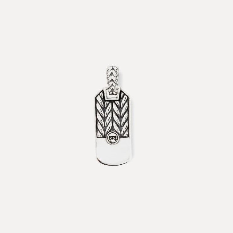 Buddha to Buddha staat voor unieke, handgemaakte sieraden met een tijdloze, robuuste uitstraling. De sieraden, zoals ringen, armbanden en kettingen, zijn herkenbaar aan hun gevlochten en karakteristieke designs.