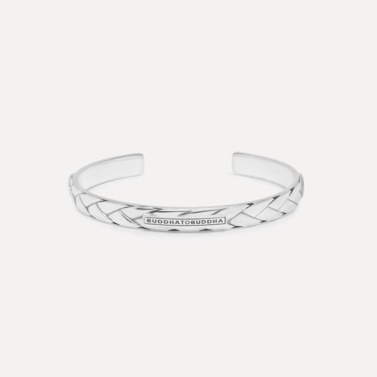 Buddha to Buddha staat voor unieke, handgemaakte sieraden met een tijdloze, robuuste uitstraling. De sieraden, zoals ringen, armbanden en kettingen, zijn herkenbaar aan hun gevlochten en karakteristieke designs.