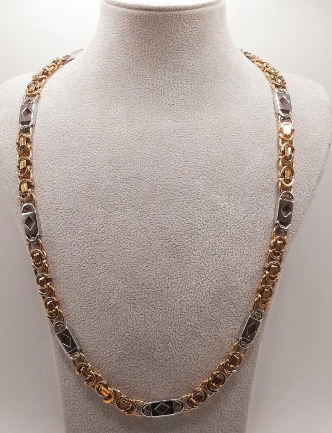 De koningsketting 18kt van 62 cm, modelnummer BREA-JOY-0004091, is een luxueuze gouden ketting met een gewicht van 82,5 gram en een breedte van 7 mm. Perfect om elke outfit te verfraaien, draagt u deze best als statement sieraad om de nek, voor een elegante en verfijnde uitstraling. Ideaal voor speciale gelegenheden.