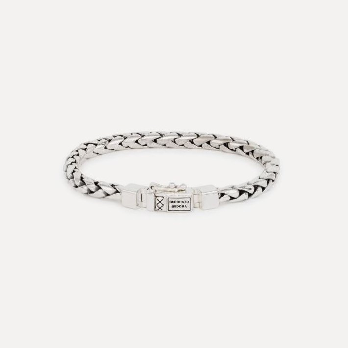 Buddha to Buddha staat voor unieke, handgemaakte sieraden met een tijdloze, robuuste uitstraling. De sieraden, zoals ringen, armbanden en kettingen, zijn herkenbaar aan hun gevlochten en karakteristieke designs.
