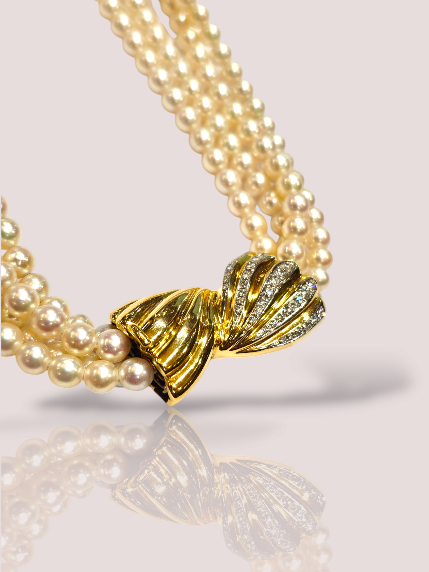 Dit prachtige vintage 18k geel gouden collier is bezet met 4 rijen parels, wat het een elegante en tijdloze uitstraling geeft. Het collier kan op verschillende manieren gedragen worden, zoals enkelvoudig voor een subtiele look of dubbelgeslagen voor een meer opvallende uitstraling. Draag dit collier bij speciale gelegenheden of als een statement piece bij je dagelijkse outfit.

Het collier is 43 cm lang en heeft 4 rijen parels. Het gouden slot is prachtig ingelegd met 35 briljant geslepen diamanten.