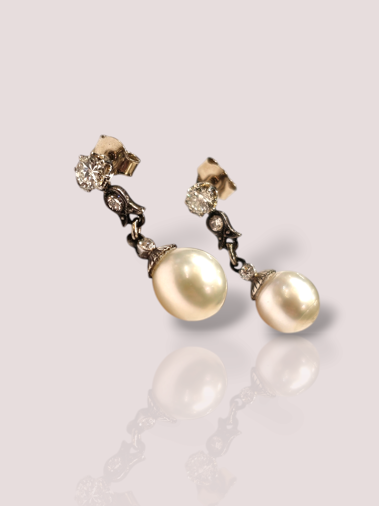 Deze prachtige vintage 14k witgouden oorhangers zijn versierd met glanzende parels en sprankelende diamanten. De perfecte keuze voor een elegante en stijlvolle look. Draag ze met je favoriete avondjurk voor een extra vleugje glamour of combineer ze met een casual outfit voor een verfijnde touch. Een tijdloze toevoeging aan je sieradencollectie.

Deze oorhangers zijn een echte eyecatcher en zullen je outfit een luxe uitstraling geven. De combinatie van de glanzende parels en de fonkelende diamanten zorgt voor een elegante en tijdloze look. Draag ze bij een chique avondjurk voor een extra dosis glamour of combineer ze met een casual outfit voor een verfijnde touch. Een must-have voor elke sieradencollectie. 

De oorhangers zijn 2,8 cm lang. 