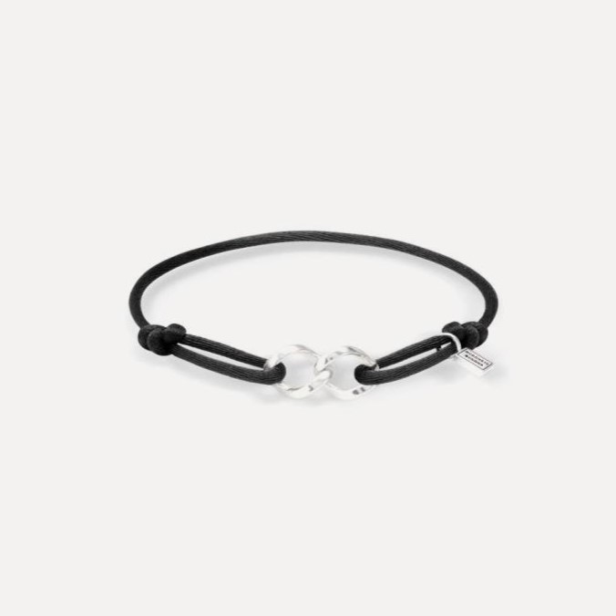 Buddha to Buddha staat voor unieke, handgemaakte sieraden met een tijdloze, robuuste uitstraling. De sieraden, zoals ringen, armbanden en kettingen, zijn herkenbaar aan hun gevlochten en karakteristieke designs.