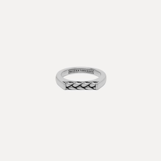 Buddha to Buddha staat voor unieke, handgemaakte sieraden met een tijdloze, robuuste uitstraling. De sieraden, zoals ringen, armbanden en kettingen, zijn herkenbaar aan hun gevlochten en karakteristieke designs.