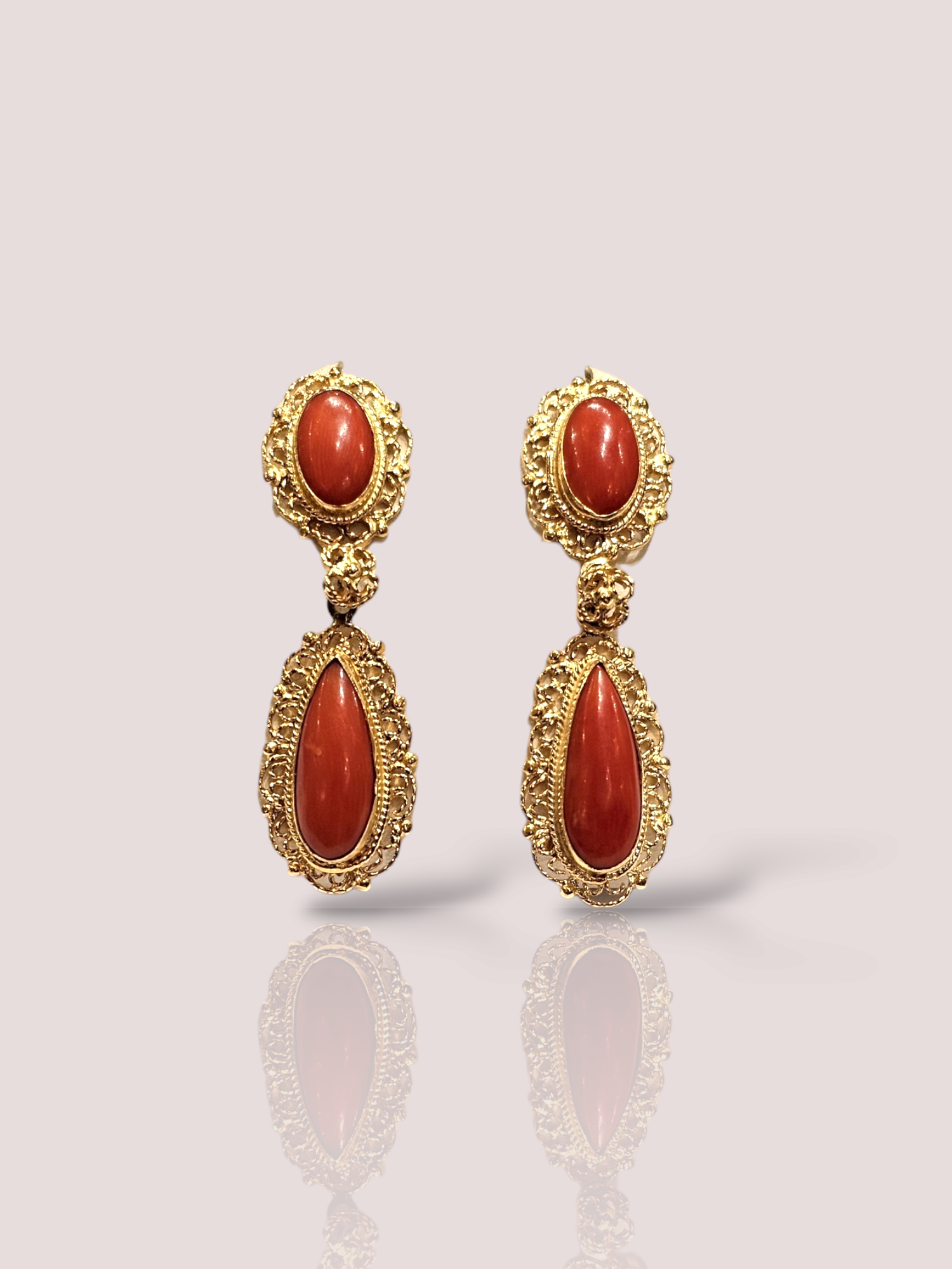 Deze antieke 18k geel gouden oorbellen met bloedkoraal zijn een unieke toevoeging aan je sieradencollectie. De dieprode kleur van het bloedkoraal contrasteert prachtig met het glanzende goud, waardoor deze oorbellen echt opvallen. Draag ze met een elegante avondjurk voor een chique uitstraling of draag ze bij een casual outfit om je look een luxe touch te geven. Deze oorbellen zijn veelzijdig en passen bij elke gelegenheid.

De oorbellen zijn 4 cm lang. 