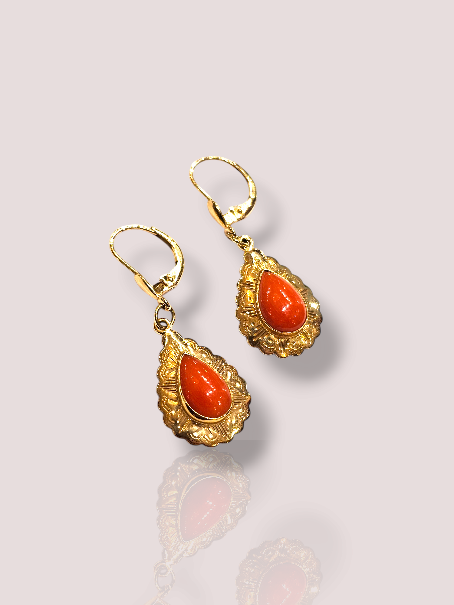 Deze prachtige vintage 14k geel gouden oorbellen zijn voorzien van bloedkoraal, wat een uniek en elegant tintje geeft aan je look. De oorbellen hebben een tijdloos design en zijn perfect voor zowel alledaagse als speciale gelegenheden. Draag deze oorbellen met trots en voeg een vleugje vintage glamour toe aan je outfit. Maak je look compleet met deze schitterende juwelen!

De oorhangers zijn 3,5 cm lang