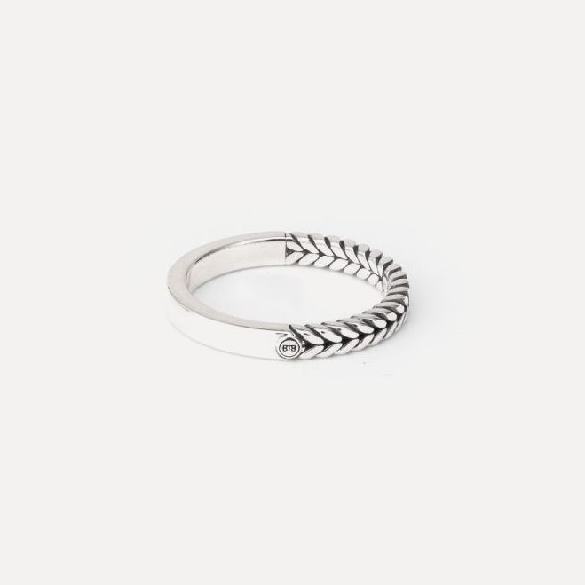 Buddha to Buddha staat voor unieke, handgemaakte sieraden met een tijdloze, robuuste uitstraling. De sieraden, zoals ringen, armbanden en kettingen, zijn herkenbaar aan hun gevlochten en karakteristieke designs.