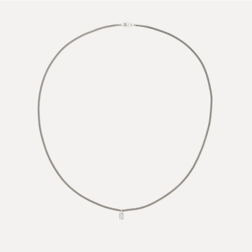 Buddha to Buddha staat voor unieke, handgemaakte sieraden met een tijdloze, robuuste uitstraling. De sieraden, zoals ringen, armbanden en kettingen, zijn herkenbaar aan hun gevlochten en karakteristieke designs.