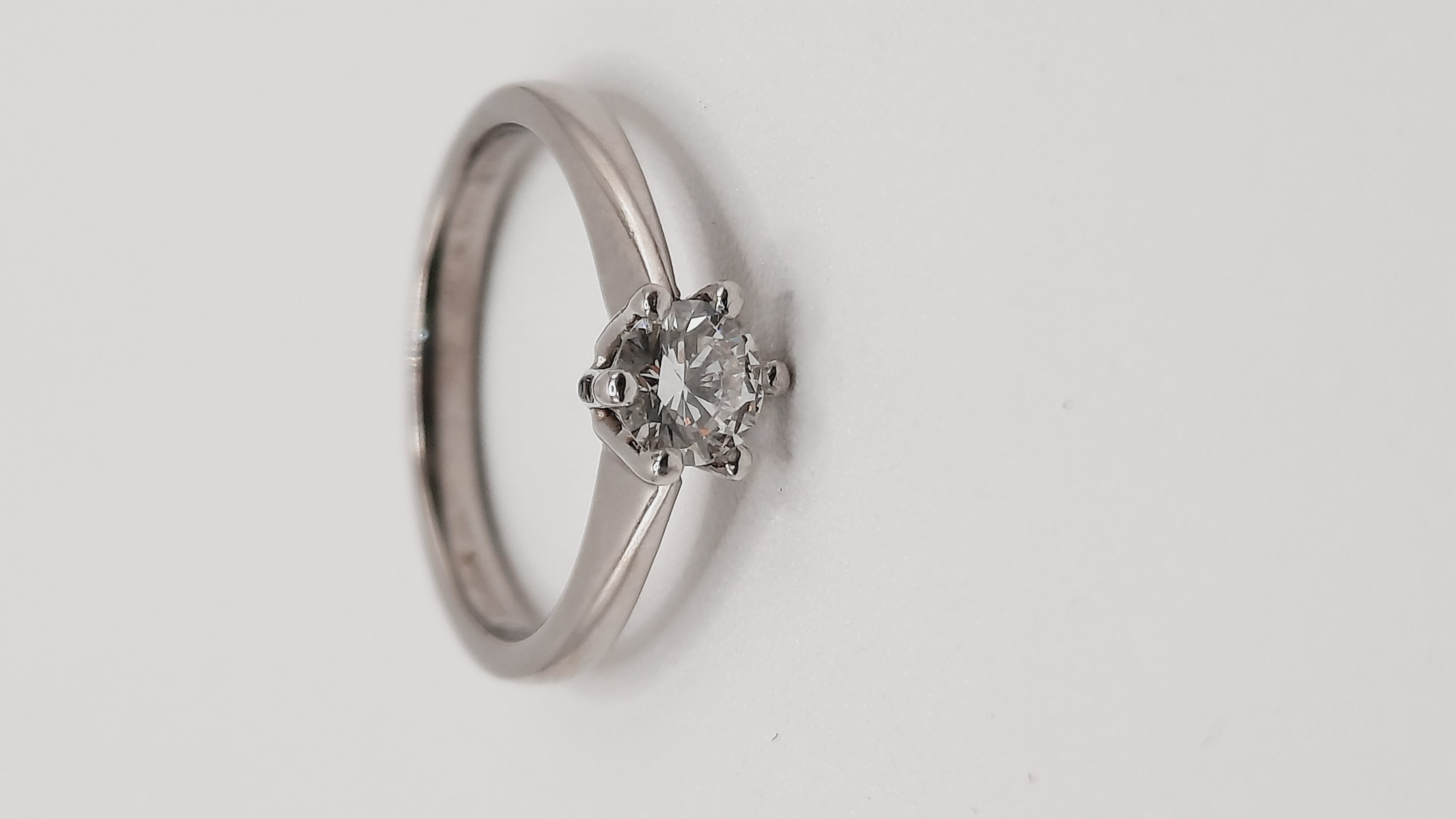 Dit verlovingsringmodel 0002277 is een schitterende keuze voor een bijzondere gelegenheid. Met een prachtige briljant geslepen diamant van 0.35 karaat, SI1 zuiverheid en H-kleur, glanst deze in een elegante gouden setting. De ringmaat is 50. Perfecte manier om te dragen: Op de ringvinger van de linkerhand voor klassieke stijl. Kleur: Witgoud, Gewicht: 950 karaat totaal.