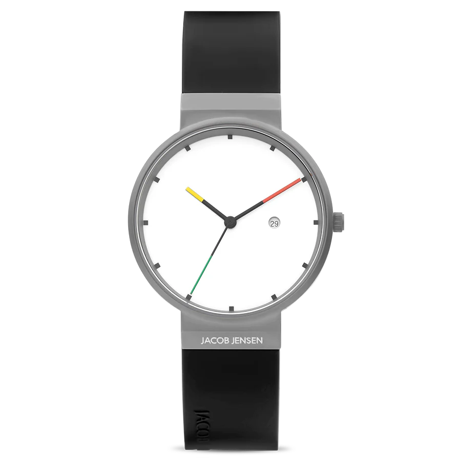 Dit prachtige Jacob Jensen dameshorloge uit de New collectie. Het modieuze model met het referentienummer 642 is uitgevoerd met een Zwitsers Ronda Quartz-uurwerk, welke is vervaardigd in een kwalitatieve grijze edelstalen horlogekast. De analoge tijd is vanaf de witte wijzerplaat te bekijken, waar de grijze wijzers de tijd aangeven. De secondewijzer bestaat uit de kleuren groen, wit en rood. Aan de ronde horlogekast van 35,5 mm. is een zwarte rubberen horlogeband bevestigd, welke voorzien is van een gespsluiting. Door de bevestiging is de band eenvoudig zelf te wisselen met een andere horlogeband van Jacob Jensen.