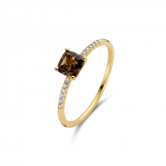 In deze prachtige ring van 14k geelgoud glinsteren een vierkante smokey kwarts en kleine briljant geslepen diamantjes. De doorsnede van de band is 0,8 mm en de diamanten hebben een totaalgewicht van 0,06 karaat. Mooi op zichzelf of met andere ringen uit onze collectie.