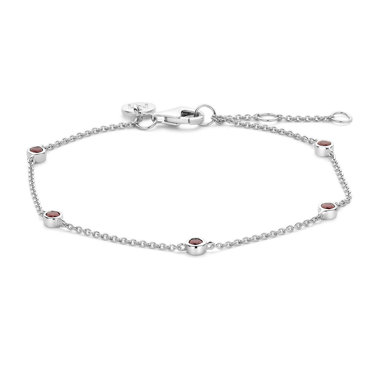 Deze prachtige armband uit de Moments-collectie is voorzien van een rode steen en heeft een lengte van 19cm. Het sieraad kan perfect worden gedragen bij elke gelegenheid en voegt een vleugje kleur toe aan elke outfit. De armband kan zowel op zichzelf gedragen worden als gecombineerd met andere sieraden voor een trendy look. Maak je outfit compleet met deze stijlvolle armband!