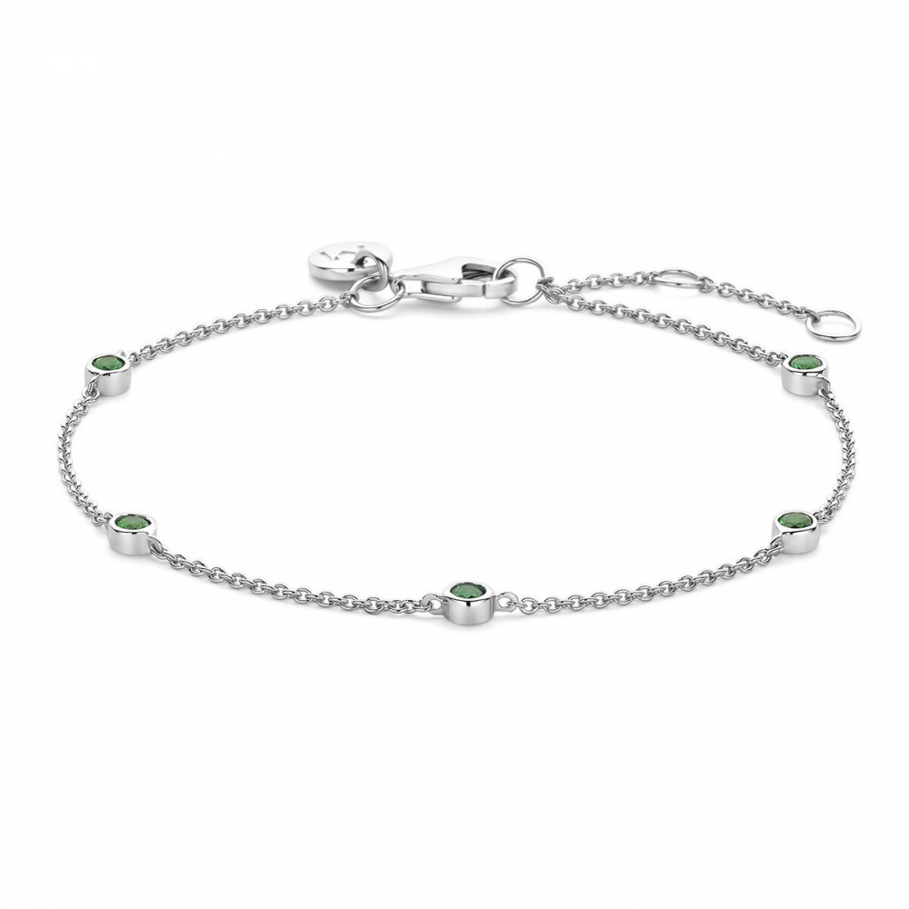 Deze Moments armband heeft een prachtige groene steen als eyecatcher en is 19cm lang. De armband is perfect om elke outfit een speciale touch te geven. Door de verstelbare sluiting past de armband om elke pols. Draag deze armband solo voor een subtiele look of combineer hem met andere armbanden voor een speels effect. Een must-have voor jouw sieradencollectie!