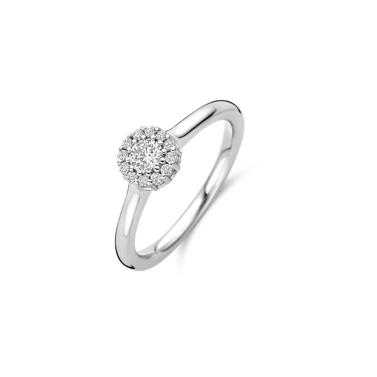 Deze prachtige Moments ring met zirkonia maat 54 is een tijdloos stuk dat elke outfit compleet maakt. De ring is voorzien van schitterende zirkonia stenen die zorgen voor een subtiele sparkle. De beste manier om deze ring te dragen is als statement piece aan je ringvinger. Voeg wat glans toe aan je look met deze elegante ring!
