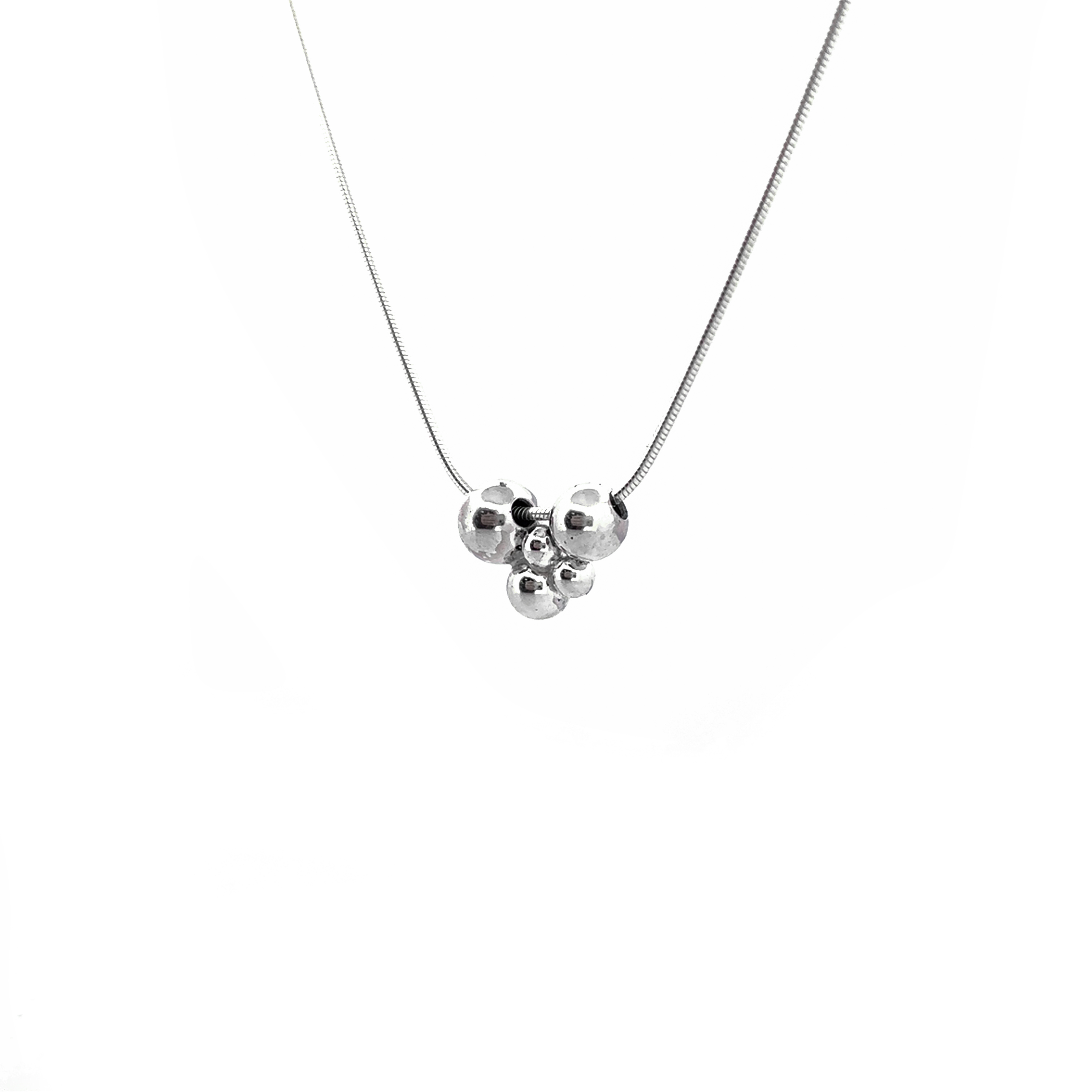 Als je deze vrolijke bubbels draagt word je vanzelf blij!

Deze hanger wordt los verkocht maar we adviseren haar met een bijpassende ketting/spang van zilver of goud met een lengte van 45cm.

Maak een afspraak en kom deze sierlijke hanger eens passen! Of bestel ze gelijk, dan sturen we deze mooi verpakt naar je toe.