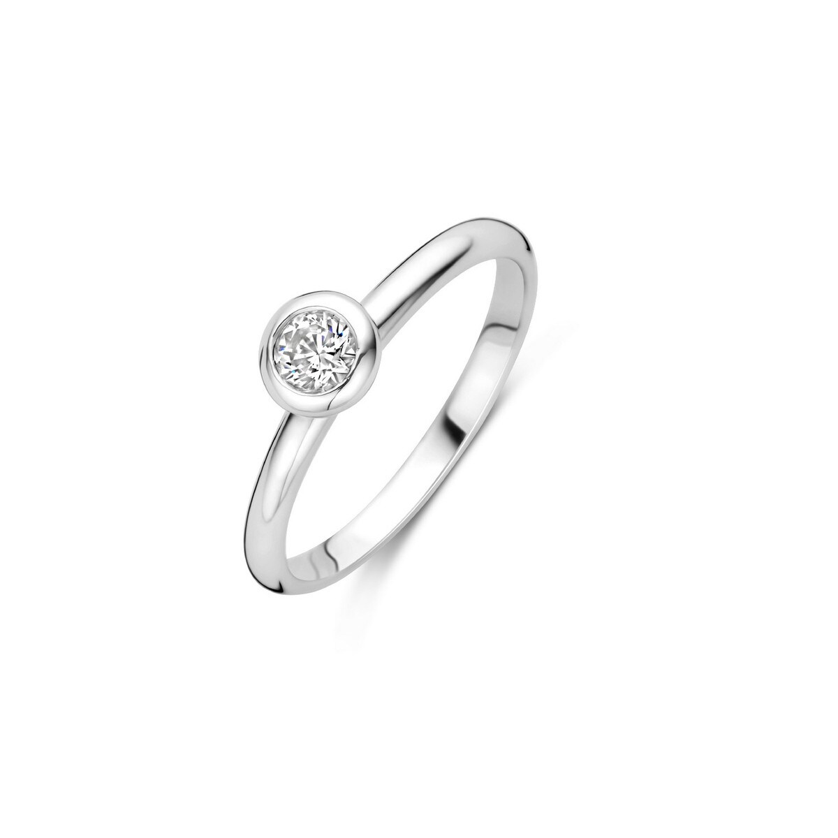 Deze zilveren ring van MOMENTS heeft een uniek design met subtiele details en een glanzende afwerking. De ring is gemaakt van hoogwaardig zilver en is perfect om casual of chic te dragen. Combineer hem met andere ringen voor een trendy look of draag hem solo voor een klassieke uitstraling. Een tijdloos en veelzijdig sieraad voor elke gelegenheid!
