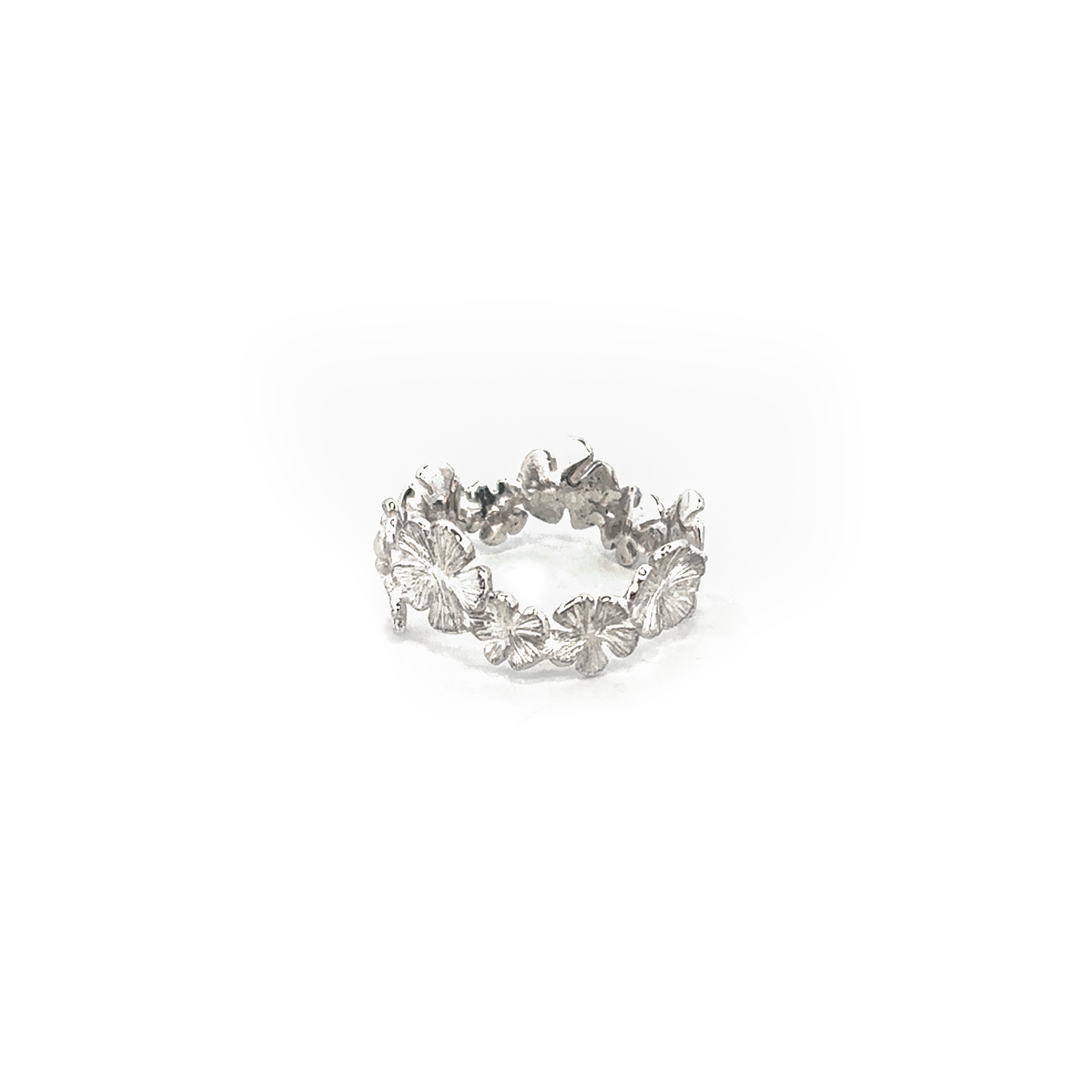 Een bijzondere ring uit een hele collectie speciaal ontworpen sieraden met vergeet me nietjes. Een klein vergeet-mij-nietje heeft een sterke symbolische waarde. De bloem staat voor trouw en oneindige liefde. Met het dragen of geven van deze gouden of zilveren sieraden geeft u een extra betekenis aan uw liefde.

Deze ring is te bestellen in maat 56/18

De ring kan op elke gewenste maat gemaakt worden. Echter na aanpassing van de ringmaat beschouwen we de ring als maatwerk. Mocht je twijfelen over de maat neem dan gerust contact op.  

Maak een afspraak en kom deze sierlijke ring passen! Of bestel haar gelijk, dan sturen we deze mooi verpakt naar je toe.