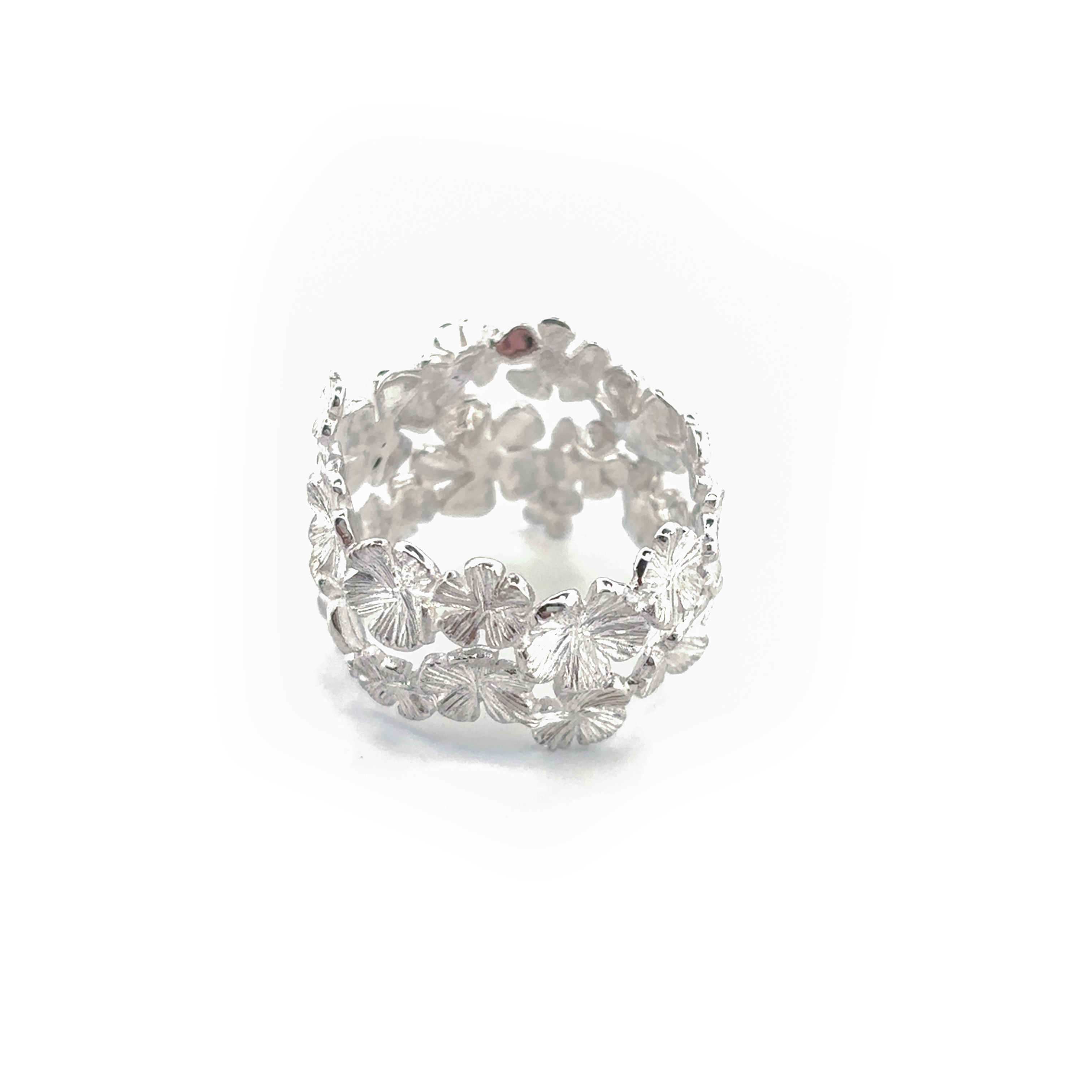 Een bijzondere ring uit een hele collectie speciaal ontworpen sieraden met vergeet me nietjes. Een klein vergeet-mij-nietje heeft een sterke symbolische waarde. De bloem staat voor trouw en oneindige liefde. Met het dragen of geven van deze gouden of zilveren sieraden geeft u een extra betekenis aan uw liefde.

Deze ring is te bestellen in maat 56/18

De ring kan op elke gewenste maat gemaakt worden. Echter na aanpassing van de ringmaat beschouwen we de ring als maatwerk. Mocht je twijfelen over de maat neem dan gerust contact op.

Maak een afspraak en kom deze sierlijke ring passen! Of bestel haar gelijk, dan sturen we deze mooi verpakt naar je toe.