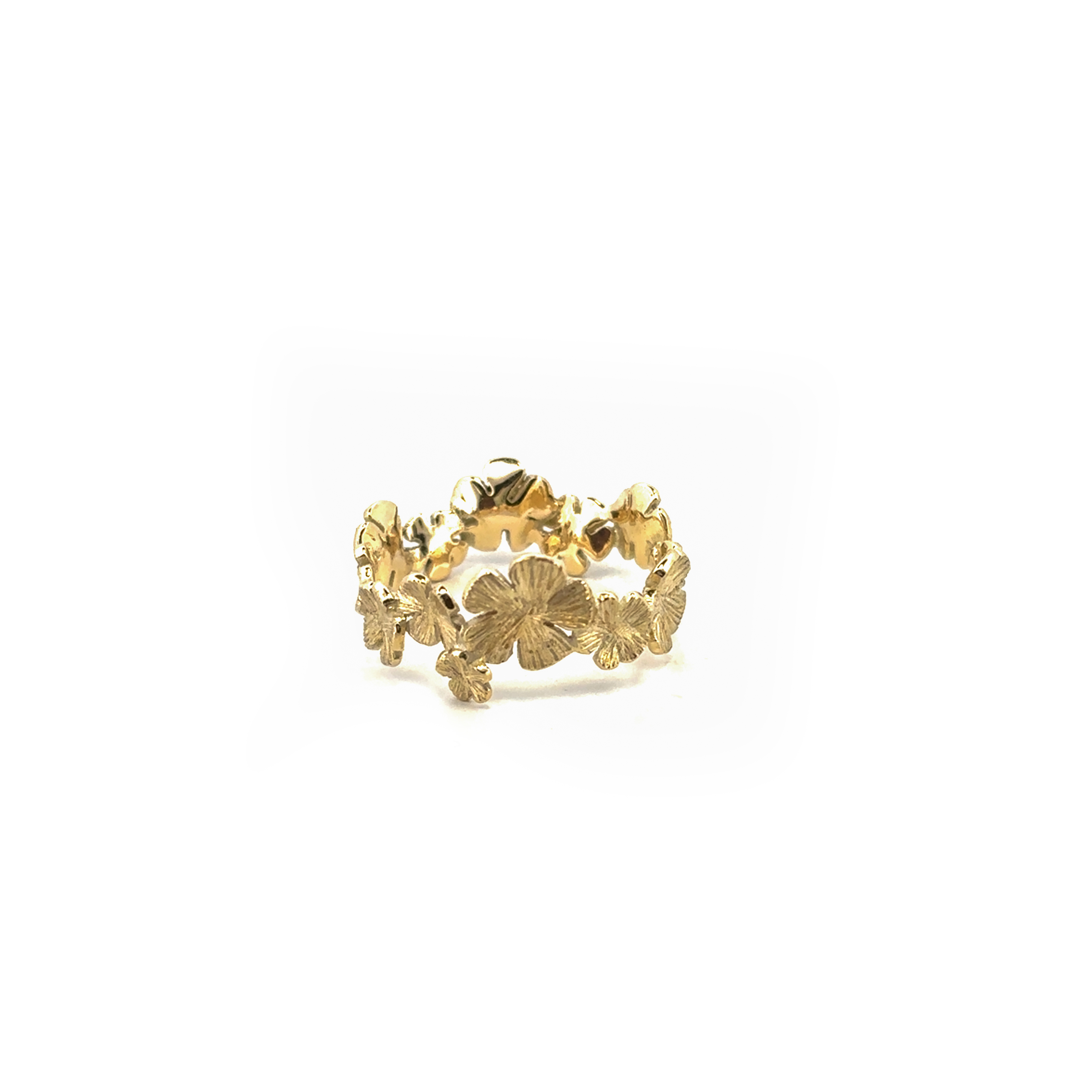 Een bijzondere ring uit een hele collectie speciaal ontworpen sieraden met vergeet me nietjes. Een klein vergeet-mij-nietje heeft een sterke symbolische waarde. De bloem staat voor trouw en oneindige liefde. Met het dragen of geven van deze gouden of zilveren sieraden geeft u een extra betekenis aan uw liefde.

Deze ring is te bestellen in maat 56/18.

De ring kan op elke gewenste maat gemaakt worden. Echter na aanpassing van de ringmaat beschouwen we de ring als maatwerk. Mocht je twijfelen over de maat neem dan gerust contact op.  

Maak een afspraak en kom deze sierlijke ring passen! Of bestel haar gelijk, dan sturen we deze mooi verpakt naar je toe.