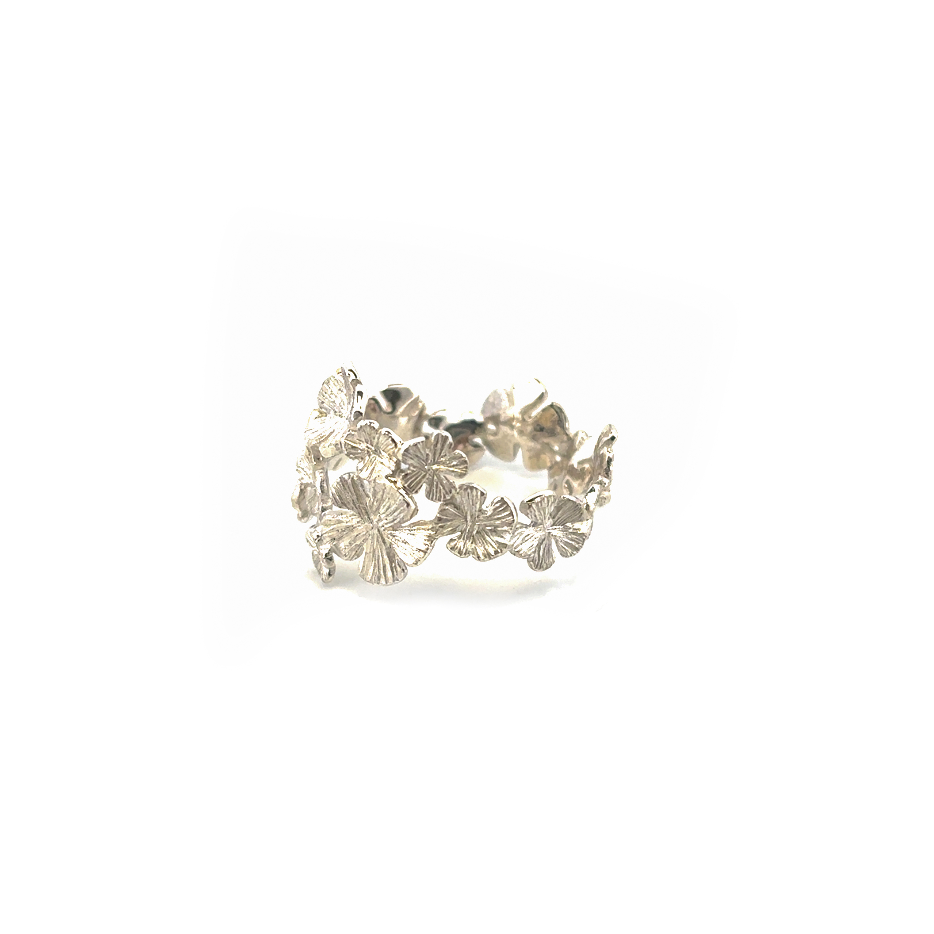 Een bijzondere ring uit een hele collectie speciaal ontworpen sieraden met vergeet me nietjes. Een klein vergeet-mij-nietje heeft een sterke symbolische waarde. De bloem staat voor trouw en oneindige liefde. Met het dragen of geven van deze gouden of zilveren sieraden geeft u een extra betekenis aan uw liefde.

Deze ring is te bestellen in maat 56/18

De ring kan op elke gewenste maat gemaakt worden. Echter na aanpassing van de ringmaat beschouwen we de ring als maatwerk. Mocht je twijfelen over de maat neem dan gerust contact op.  

Maak een afspraak en kom deze sierlijke ring passen! Of bestel haar gelijk, dan sturen we deze mooi verpakt naar je toe.
