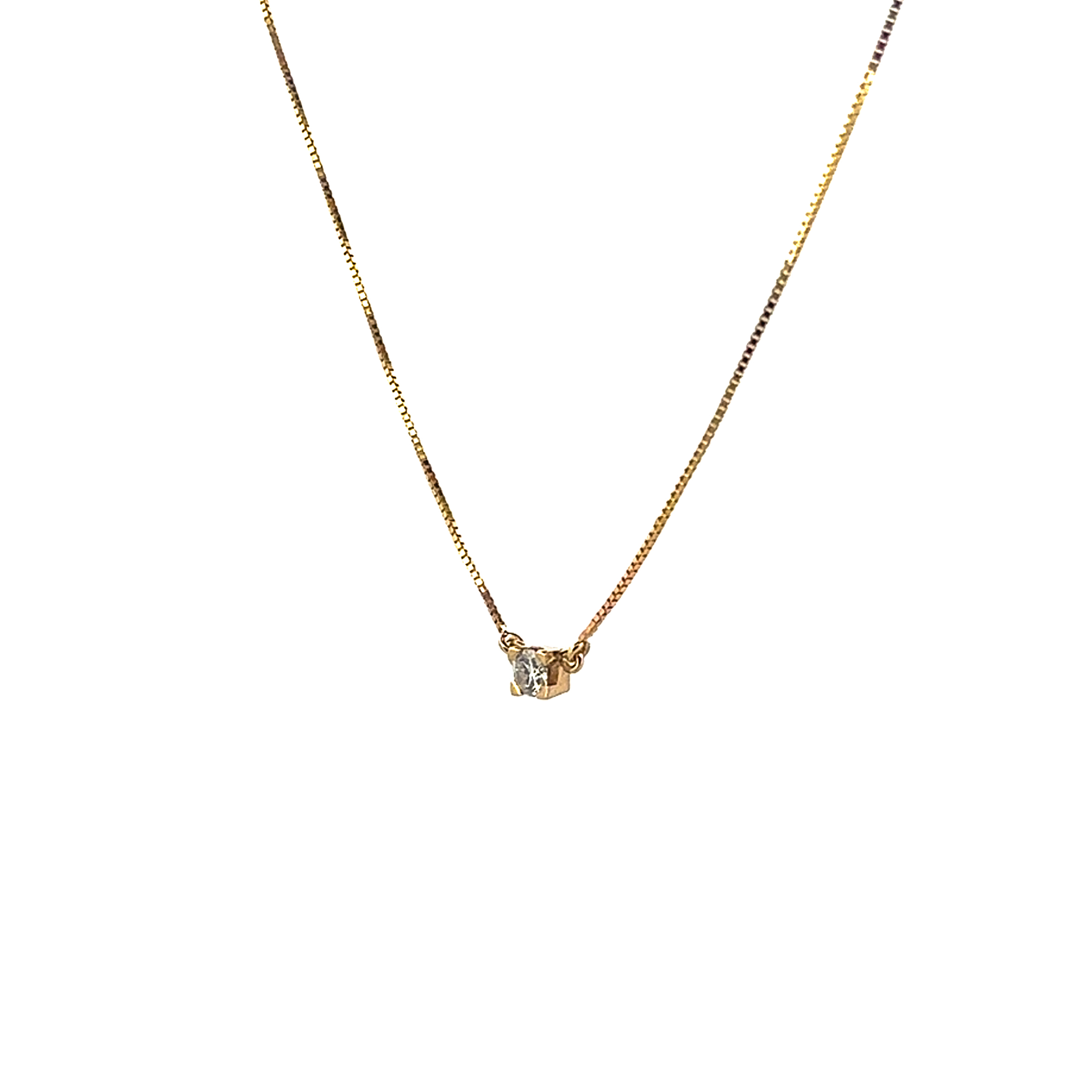 Deze prachtige hanger valt op door de strakke zetting in een vierkante chaton waardoor het een moderne uitstraling heeft.

De totale lengte van deze ketting met hanger is 45cm. Uiteraard is de maat indien gewenst aan te passen.

Maak een afspraak en kom deze sierlijke hanger passen! Of bestel haar gelijk, dan sturen we deze mooi verpakt naar je toe.
