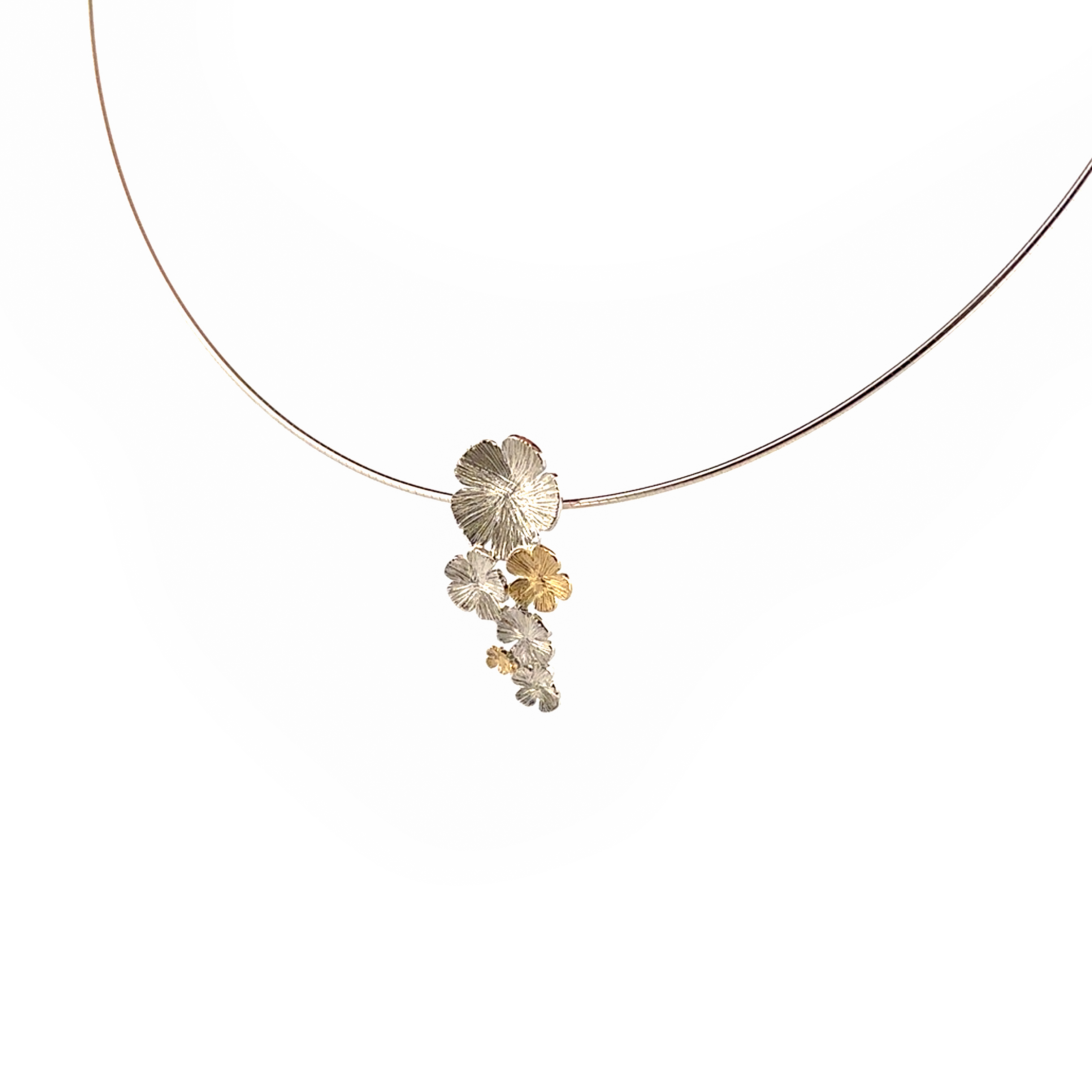 Een bijzondere hanger uit een hele collectie speciaal ontworpen sieraden met vergeet me nietjes. Een klein vergeet-mij-nietje heeft een sterke symbolische waarde. De bloem staat voor trouw en oneindige liefde. Met het dragen of geven van deze gouden of zilveren sieraden geeft u een extra betekenis aan uw liefde.

Deze hanger wordt los verkocht of wil je er een bijpassende ketting van zilver of geelgoud bij bestellen?

Maak een afspraak en kom deze sierlijke hanger passen! Of bestel haar gelijk, dan sturen we deze mooi verpakt naar je toe.