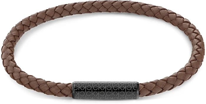 De CALVIN KLEIN CJ35000103 Armband is een prachtig sieraad dat perfect is voor iedereen die op zoek is naar een stijlvolle en tijdloze toevoeging aan hun collectie. Deze armband is gemaakt van hoogwaardig leer in een mooie bruine kleur, waardoor hij zowel elegant als veelzijdig is.

Met een lengte van 21 cm past deze armband perfect om de pols en voegt hij net dat beetje extra toe aan elke outfit. Of je nu op zoek bent naar een subtiel accessoire voor dagelijks gebruik of een statement piece voor een speciale gelegenheid, deze armband past bij elke stijl en gelegenheid.

Het ontwerp van de CALVIN KLEIN CJ35000103 Armband is eenvoudig en strak, met een klassieke uitstraling die nooit uit de mode zal raken. De armband is voorzien van het iconische Calvin Klein logo, wat een vleugje luxe toevoegt aan het geheel.

Als officieel Calvin Klein verkooppunt kunnen wij garanderen dat deze armband van de hoogste kwaliteit is en met zorg is vervaardigd. Het leer voelt zacht en soepel aan op de huid, waardoor je de armband met plezier zult dragen.

Of je nu op zoek bent naar een cadeau voor een geliefde of gewoon jezelf wilt verwennen, de CALVIN KLEIN CJ35000103 Armband is een uitstekende keuze. Met zijn tijdloze ontwerp en hoogwaardige materialen zal deze armband nog vele jaren lang een favoriet accessoire zijn in je sieradencollectie. Bestel hem vandaag nog en voeg een vleugje luxe toe aan je look!