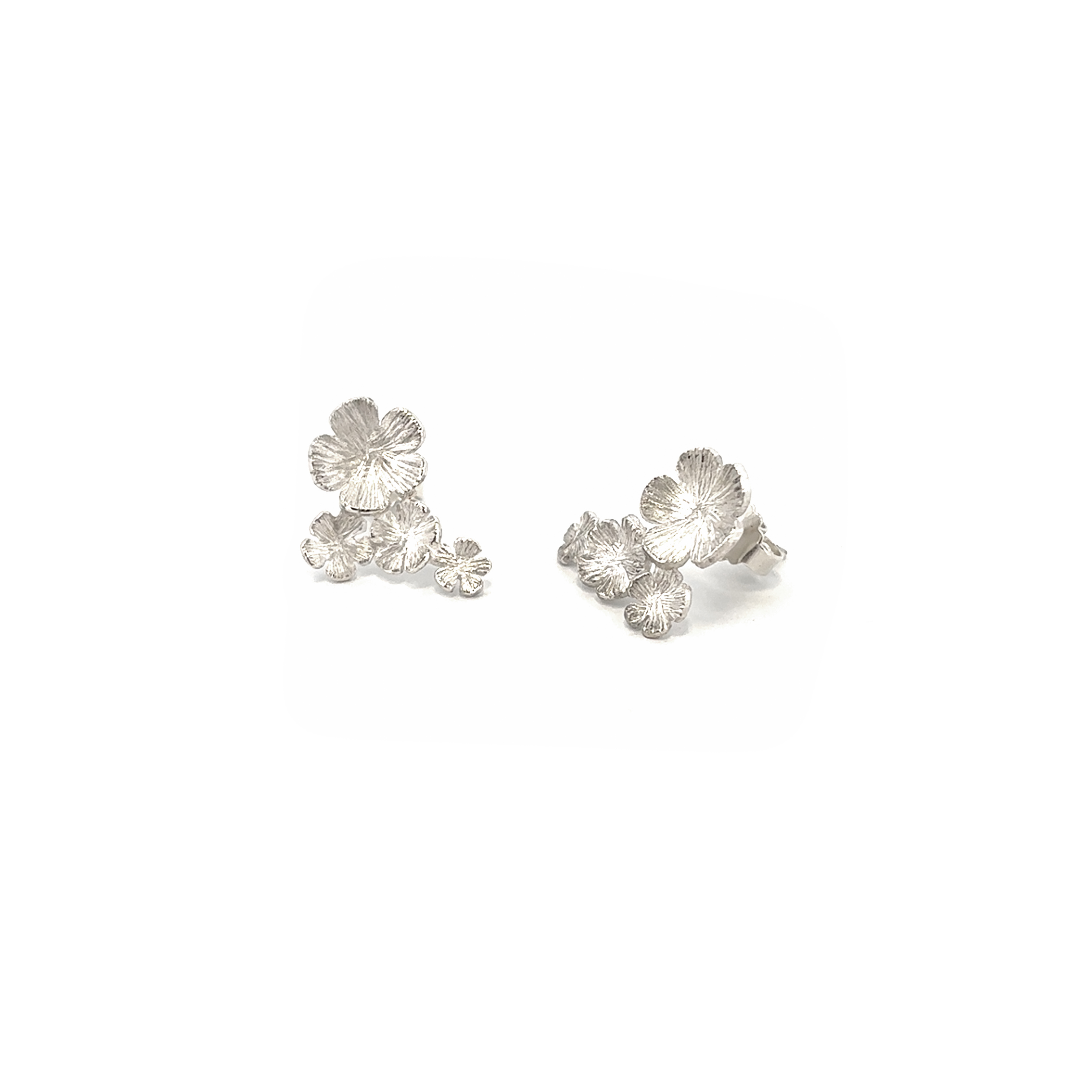 Bijzondere oorbellen uit een hele collectie speciaal ontworpen sieraden met vergeet me nietjes. Een klein vergeet-mij-nietje heeft een sterke symbolische waarde. De bloem staat voor trouw en oneindige liefde. Met het dragen of geven van deze gouden of zilveren sieraden geeft u een extra betekenis aan uw liefde.

Maak een afspraak en kom deze oorstekers passen! Of bestel ze gelijk, dan sturen we deze mooi verpakt naar je toe.