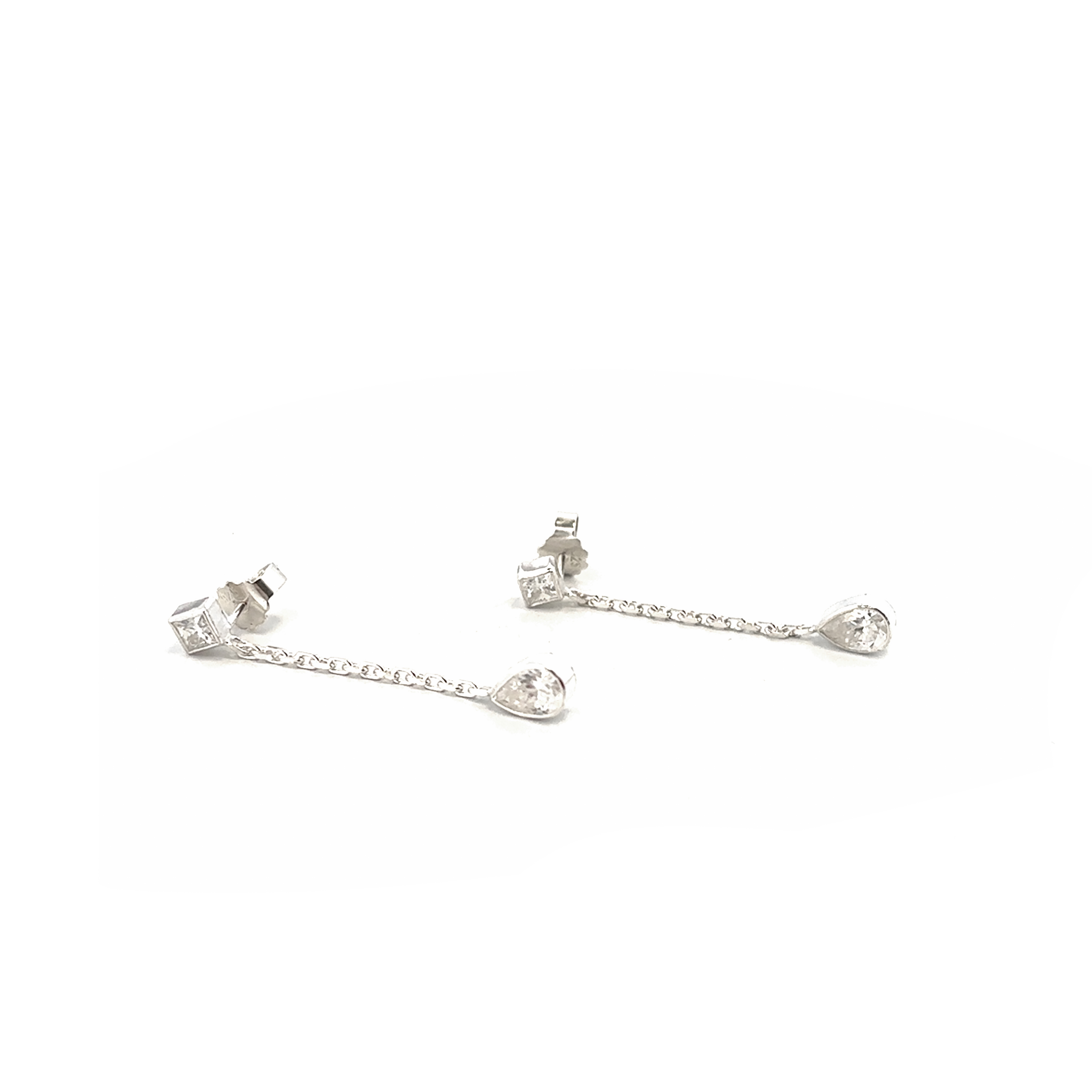 Elegante en stijlvolle oorhangers met vierkante en peervormige moissaniet.

Maak een afspraak en kom deze oorhangers passen! Of bestel ze gelijk, dan sturen we deze mooi verpakt naar je toe.