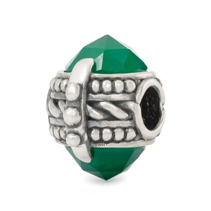 Deze zilveren bedel heeft een kalmerende schuilplaats ontwerp, perfect om jezelf te herinneren aan rust en sereniteit. De bedel kan worden gedragen aan een ketting of armband, waardoor het een veelzijdig sieraad is om elke outfit te complementeren. Draag deze bedel elke dag als een symbool van innerlijke rust en vrede. Maak je look compleet met deze prachtige zilveren bedel.