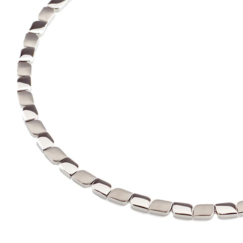 Dit is een collier van het merk Boccia Titanium