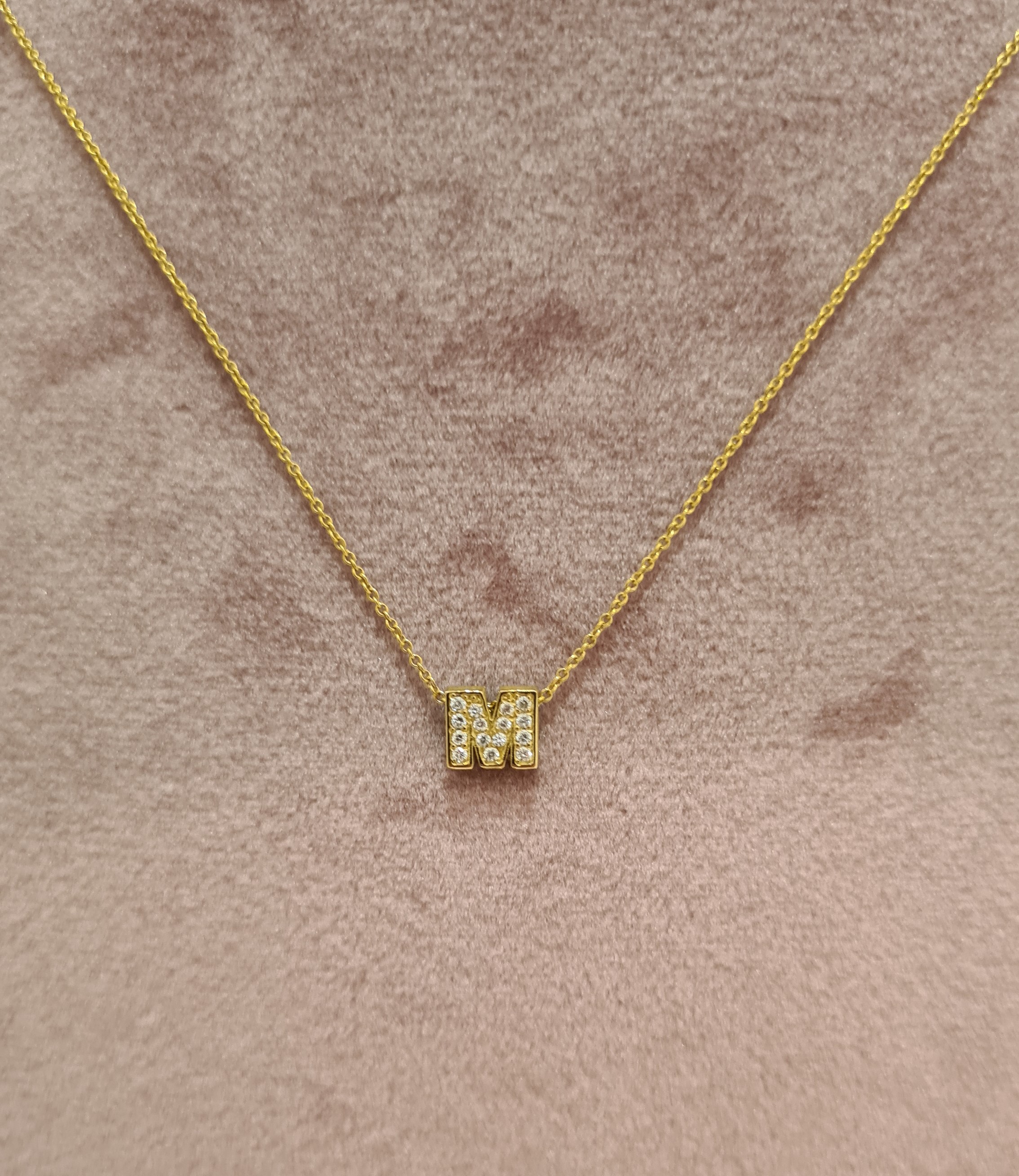 Deze 18 karaats pave hanger M is voorzien van prachtige diamanten die subtiel zijn ingezet voor een sprankelend effect. De hanger heeft een tijdloos en elegant design en kan perfect worden gecombineerd met verschillende kettingen voor een gepersonaliseerde look. Draag deze hanger solo voor een verfijnde uitstraling of mix en match met andere sieraden voor een trendy en stijlvol effect.