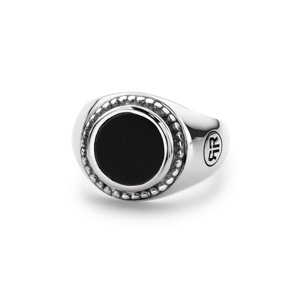 Deze ring is van het merk Rebel & Rose. Het is een damessieraad. De ring is zwart van kleur.